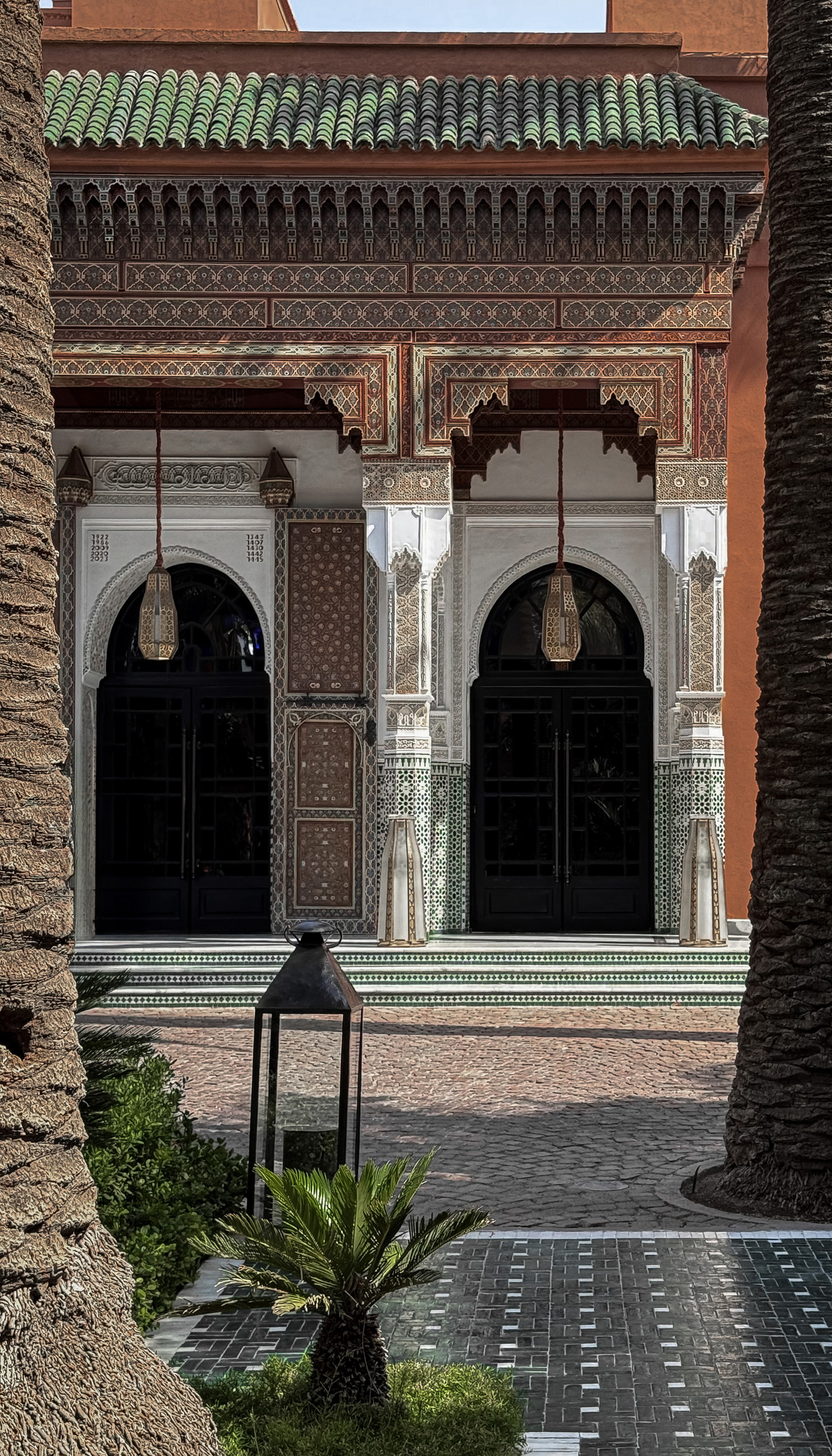 The entrance beneath the palm